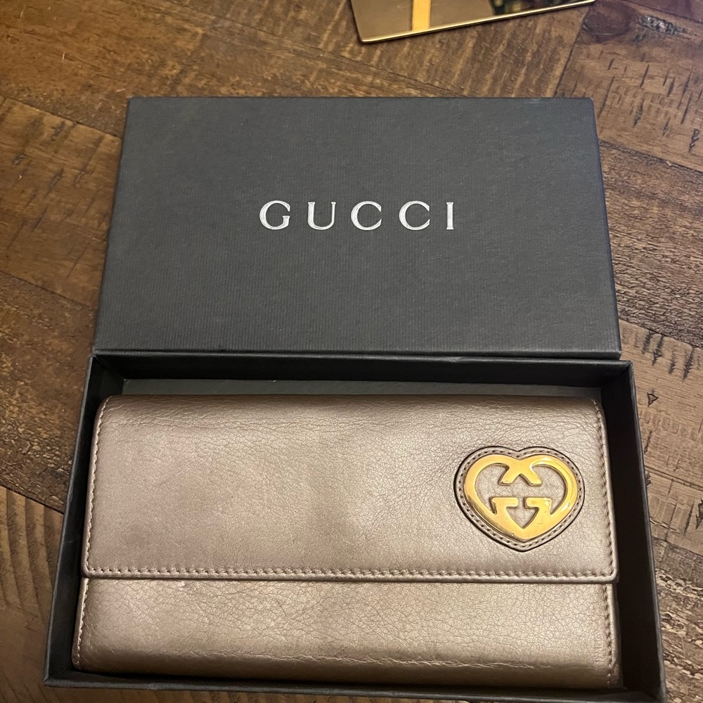 Gucci Women's Beige Wallet with Heart Gold Detail